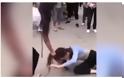 Μαλλιά-κουβάρια: Αυτή η γυναίκα έμαθε οτι ο άντρας της την απατά - Μόλις είδε μπροστά της τη φιλενάδα του, την άρπαξε από τα μαλλιά μπροστά στον κόσμο και... [video]
