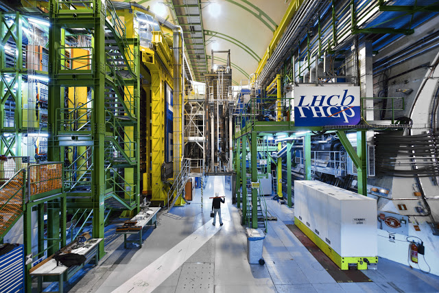 CERN: Πόσο μπορεί να ζήσει ένα διπλά γοητευτικό βαρυόνιο; - Φωτογραφία 1