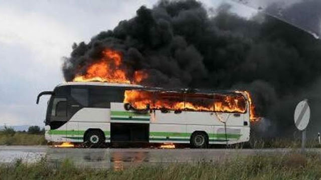 Κεραυνός χτύπησε λεωφορείο του ΚΤΕΛ γεμάτο επιβάτες - Κάηκε ολοσχερώς! (ΦΩΤΟ & ΒΙΝΤΕΟ) - Φωτογραφία 1