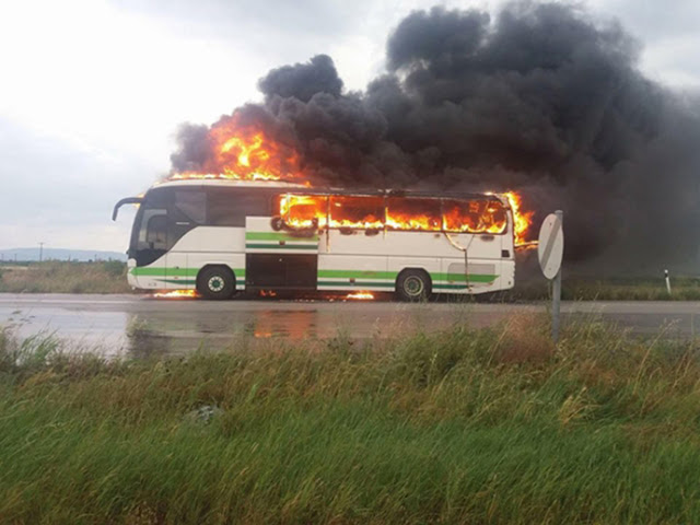 Κεραυνός χτύπησε λεωφορείο του ΚΤΕΛ γεμάτο επιβάτες - Κάηκε ολοσχερώς! (ΦΩΤΟ & ΒΙΝΤΕΟ) - Φωτογραφία 2