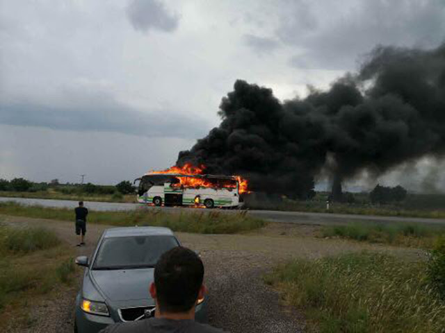 Κεραυνός χτύπησε λεωφορείο του ΚΤΕΛ γεμάτο επιβάτες - Κάηκε ολοσχερώς! (ΦΩΤΟ & ΒΙΝΤΕΟ) - Φωτογραφία 3