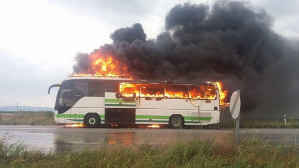 ΚΤΕΛ: Κεραυνός χτύπησε εν κινήσει λεωφορείο με 12 επιβάτες - Φωτογραφία 1