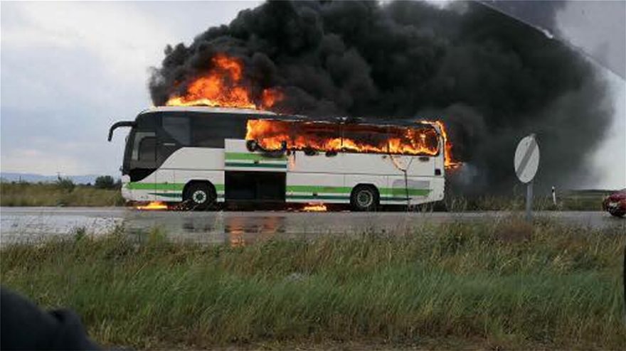 ΚΤΕΛ: Κεραυνός χτύπησε εν κινήσει λεωφορείο με 12 επιβάτες - Φωτογραφία 2
