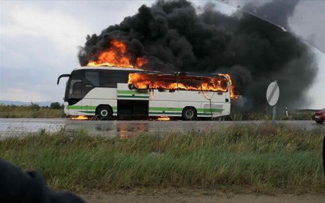 Απίστευτο: Κεραυνός «έβαλε» φωτιά σε λεωφορείο του ΚΤΕΛ Έβρο - Φωτογραφία 1