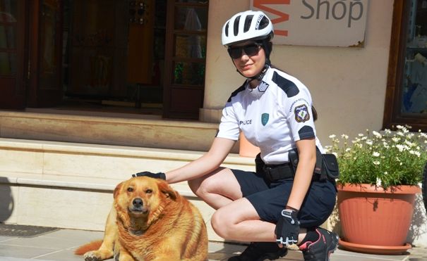 Οι ξεχωριστές… φωτογραφίες των αστυνομικών – ποδηλατών με τον συμπαθέστατο «Μακ» (ΦΩΤΟ) - Φωτογραφία 3