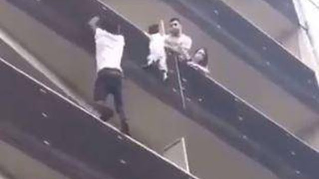 Σκαρφάλωσε 4 ορόφους για να σώσει παιδί που κρεμόταν στο κενό (δραματικό βίντεο) - Φωτογραφία 1