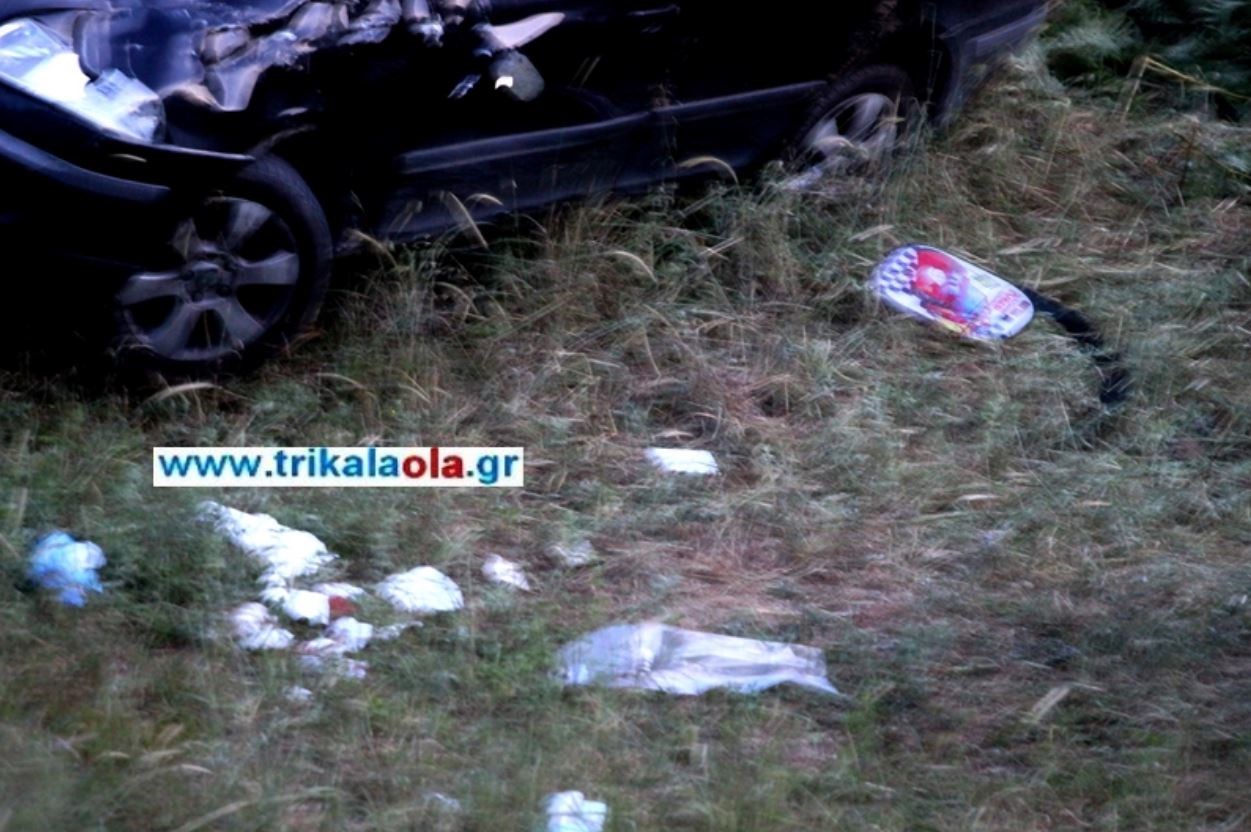 Εικόνες σοκ από το τροχαίο στα Τρίκαλα με το νεκρό βρέφος της Στρατιωτικού - ΦΩΤΟ - ΒΙΝΤΕΟ - Φωτογραφία 2