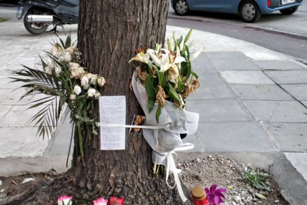 Ραγίζει καρδιές σημείωμα στο σημείο που τραυματίστηκε θανάσιμα 27χρονος στη Θεσσαλονίκη - Φωτογραφία 1