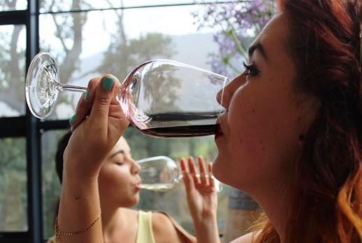 Γυναίκα και κρασί: πως το αλκοόλ επηρεάζει την γυναικεία υγεία; - Φωτογραφία 1