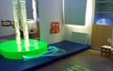 Το «Σκοτεινό Δωμάτιο» που ρίχνει άπλετο φως στη ζωή παιδιών με προβλήματα όρασης εγκαινιάστηκε στο ΚΕΑΤ Καλλιθέας
