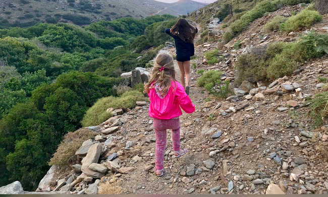 Ελένη Μενεγάκη: Οι νέες φωτο με τις κόρες της να βολτάρουν στην Άνδρο έριξαν το Instagram - Φωτογραφία 1