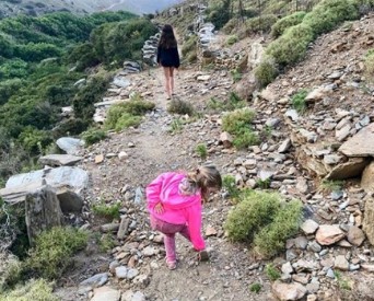 Ελένη Μενεγάκη: Οι νέες φωτο με τις κόρες της να βολτάρουν στην Άνδρο έριξαν το Instagram - Φωτογραφία 2