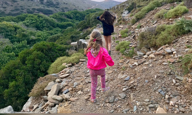 Ελένη Μενεγάκη: Οι νέες φωτο με τις κόρες της να βολτάρουν στην Άνδρο έριξαν το Instagram - Φωτογραφία 4