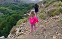 Ελένη Μενεγάκη: Οι νέες φωτο με τις κόρες της να βολτάρουν στην Άνδρο έριξαν το Instagram