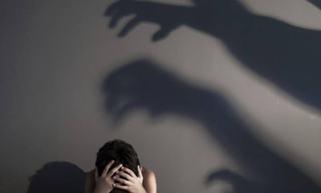 Φρίκη στη Λέρο: «Υποχρέωναν την 14χρονh κόρη τους να τους βλέπει να κάνουν σeξ και μετά τη βίαζαν» - Φωτογραφία 1