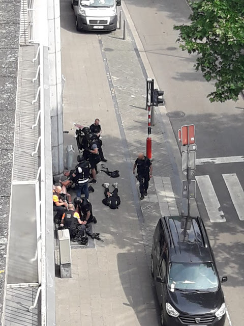 Αυτός είναι ο δράστης του μακελειού στη Λιέγη - Αφόπλισε τις αστυνομικούς με μαχαίρι τους πήρε το όπλο και τις εκτέλεσε! [protos+video] - Φωτογραφία 4