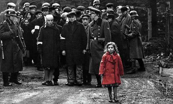 Γιατί ο Σπίλμπεργκ έκλαιγε ασταμάτητα στα γυρίσματα της ταινίας η «Λίστα του Σίντλερ» και πήρε αγκαλιά το κοριτσάκι με το κόκκινο παλτό - Φωτογραφία 3