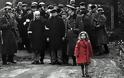 Γιατί ο Σπίλμπεργκ έκλαιγε ασταμάτητα στα γυρίσματα της ταινίας η «Λίστα του Σίντλερ» και πήρε αγκαλιά το κοριτσάκι με το κόκκινο παλτό - Φωτογραφία 3