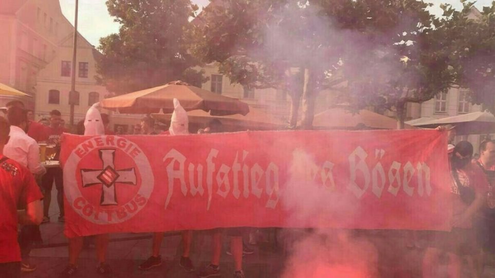 Σάλος στη Γερμανία: Οπαδοί ομάδας εμφανίστηκαν με κουκούλες της Κου Κλουξ Κλαν - Φωτογραφία 1