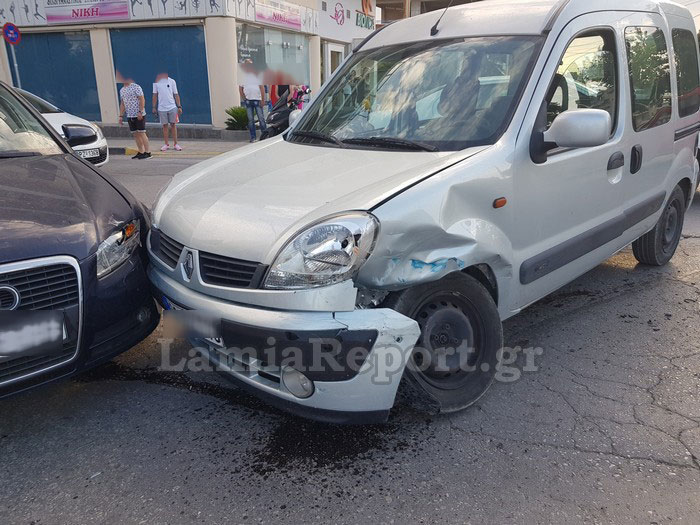 Λαμία: Καραμπόλα τριών αυτοκινήτων σε διασταύρωση [photos] - Φωτογραφία 11