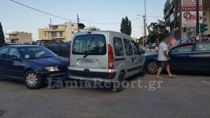 Λαμία: Καραμπόλα τριών αυτοκινήτων σε διασταύρωση [photos] - Φωτογραφία 3