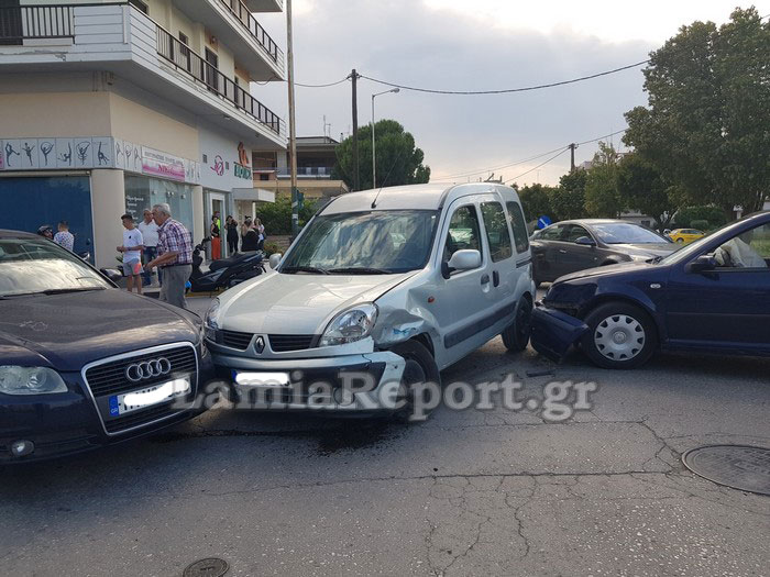 Λαμία: Καραμπόλα τριών αυτοκινήτων σε διασταύρωση [photos] - Φωτογραφία 6