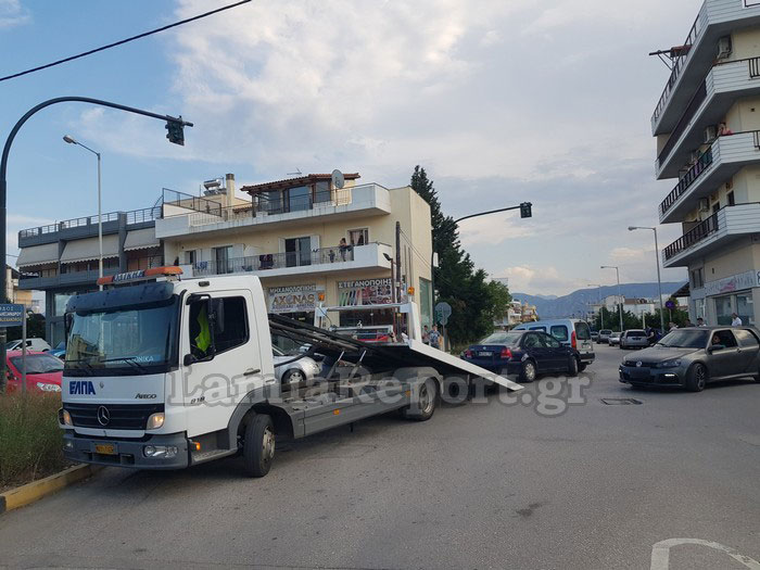 Λαμία: Καραμπόλα τριών αυτοκινήτων σε διασταύρωση [photos] - Φωτογραφία 8