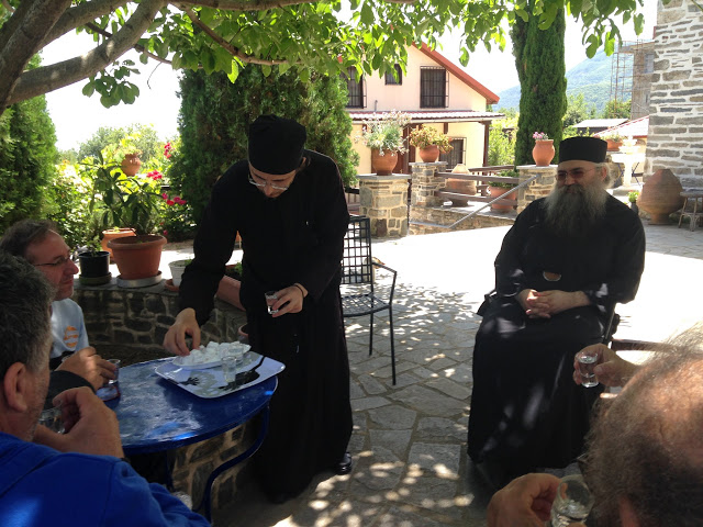 Ευλαβική επίσκεψη στον Καθηγούμενο της Ιεράς Μονής Εσφιγμένου Αρχιμ. Βαρθολομαίο στις Καρυές Αγίου Όρους - Φωτογραφία 2