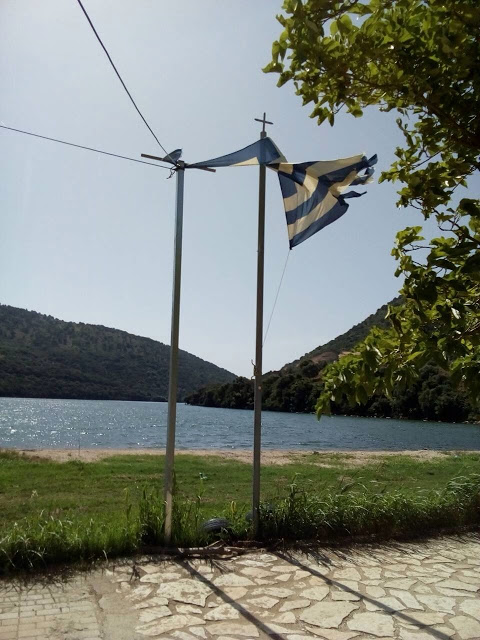 Σκισμένη η ελληνική σημαία στο ΛΟΥΤΡΑΚΙ Κατούνας - ΦΩΤΟ - Φωτογραφία 3