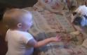 Απολαυστικό βίντεο: Όταν ένα μωρό μαλώνει ένα μπουλντόγκ!