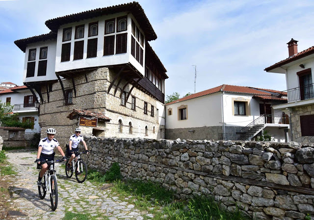 Βίντεο με τους ποδηλάτες - αστυνομικούς στην Καστοριά - Φωτογραφία 1