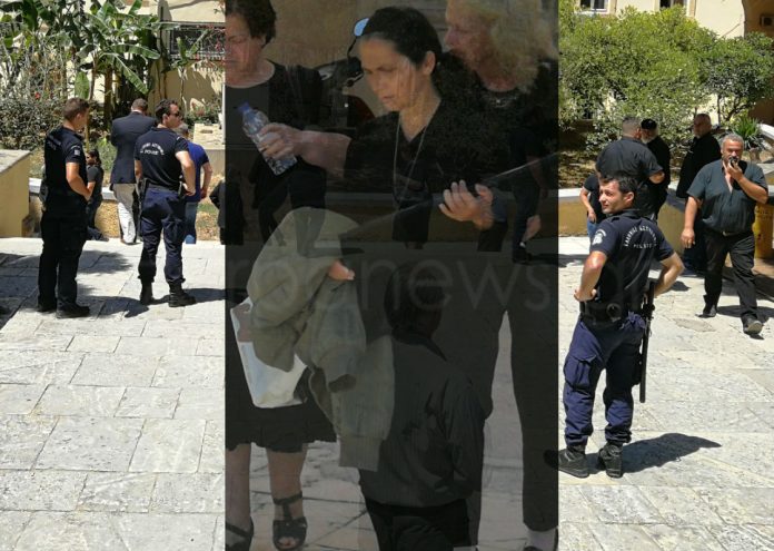Με το ματωμένο μπουφάν στα χέρια κατέθεσε η μάνα του νεκρού: Τραγικές στιγμές στα Δικαστήρια Χανίων - Φωτογραφία 1
