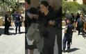 Με το ματωμένο μπουφάν στα χέρια κατέθεσε η μάνα του νεκρού: Τραγικές στιγμές στα Δικαστήρια Χανίων
