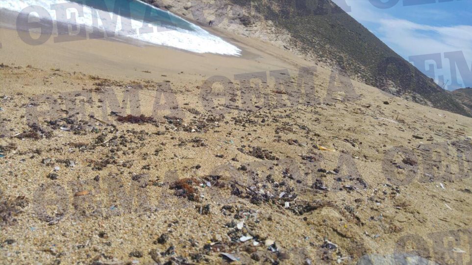 «Μυστηριώδης» πετρελαιοκηλίδα ρυπαίνει παραλία της Μυκόνου - Φωτογραφία 1