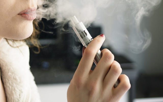 Ηλεκτρονικά τσιγάρα: Ποια γεύση μπορεί να βλάψει τους πνεύμονες σας; - Φωτογραφία 1