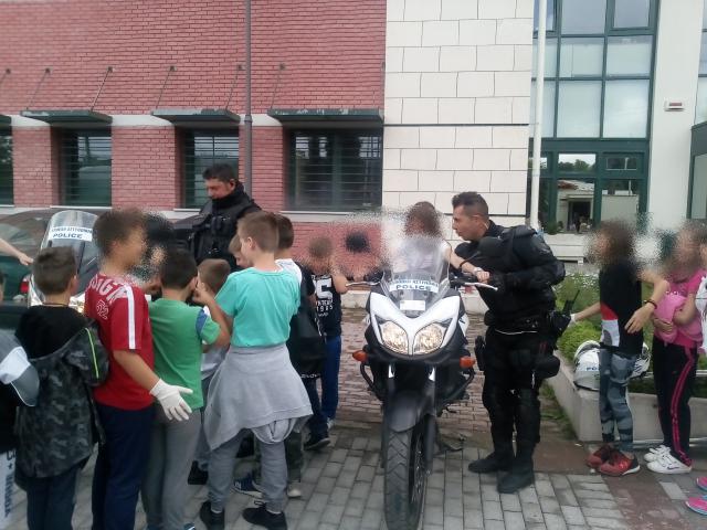 Κοζάνη: Μαθητές δημοτικού σχολείου... μαθαίνουν την αστυνομία (ΦΩΤΟ) - Φωτογραφία 2