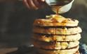 Διαιτητικά pancakes με σιρόπι σφενδάμου: Τα δοκιμάσαμε και δεν το πιστεύαμε