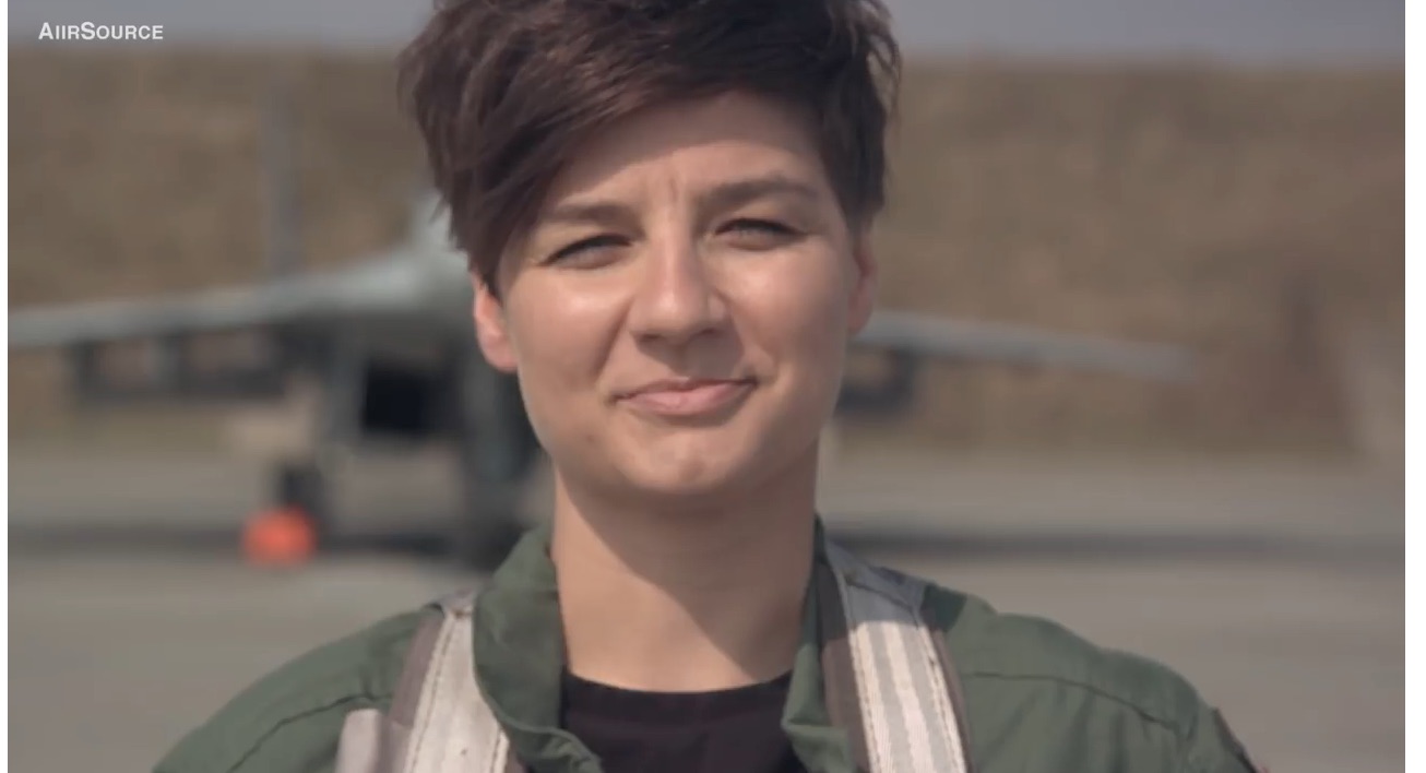 NATO: Αυτή είναι η πρώτη γυναίκα πιλότος MIG-29 - Φωτογραφία 3