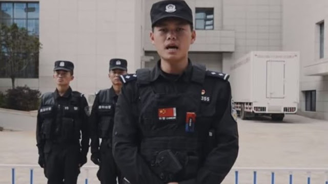 Επικό βίντεο της κινεζικής αστυνομίας με συμβουλές σε περίπτωση επίθεσης με μαχαίρι - Φωτογραφία 1