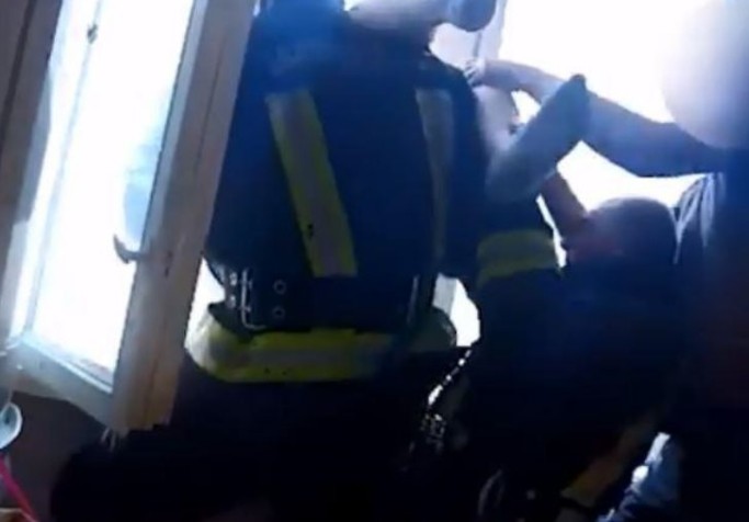 Η πιο απίστευτη διάσωση αυτόχειρα έγινε στη Λετονία: Ο πυροσβέστης τον έπιασε κυριολεκτικά στον αέρα [video] - Φωτογραφία 1