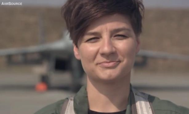 Μια «γερακίνα» στο ΝΑΤΟ: Αυτή είναι η πρώτη Πολωνέζα πιλότος μαχητικού [video] - Φωτογραφία 1