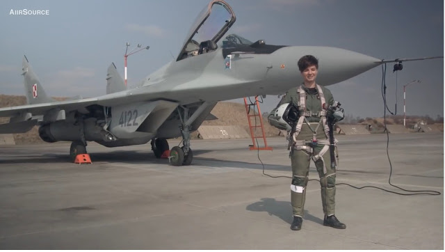 Μια «γερακίνα» στο ΝΑΤΟ: Αυτή είναι η πρώτη Πολωνέζα πιλότος μαχητικού [video] - Φωτογραφία 2