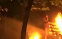 Πρόκληση από αναρχικούς: Εκαψαν ελληνική σημαία κατά τη διάρκεια των επεισοδίων στα Εξάρχεια [photo]