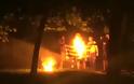 Πρόκληση από αναρχικούς: Εκαψαν ελληνική σημαία κατά τη διάρκεια των επεισοδίων στα Εξάρχεια [photo] - Φωτογραφία 2