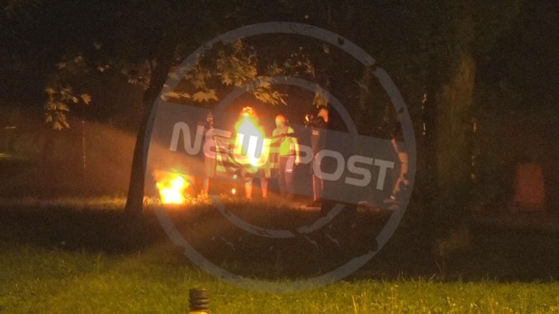 Έκαψαν την ελληνική σημαία χθες βράδυ στην Τοσίτσα - Φωτογραφία 2