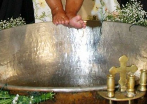 Σφαγή στην Πάτρα: Γιαγιά διακόπτει έξαλλη τη βάπτιση της Εγγονής. Αίσχος… Σε κάνουν ό,τι θέλουν ρε... - Φωτογραφία 1
