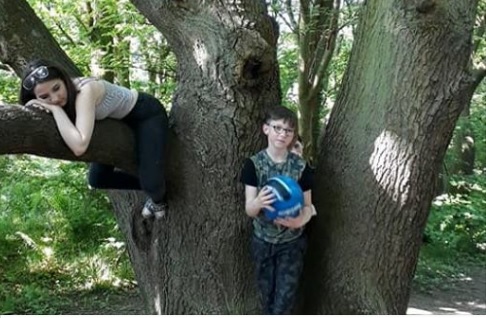 Η φωτογραφία που προκαλεί ανατριχίλα στο διαδίκτυο -Ενα αγόρι «φάντασμα» σε δάσος - Φωτογραφία 2