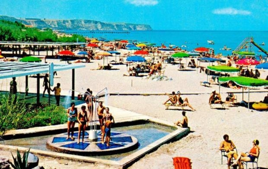Θεσσαλονίκη: Έτσι ήταν η πλαζ στην Αγία Τριάδα στην δεκαετία του '60 - Φωτογραφία 1