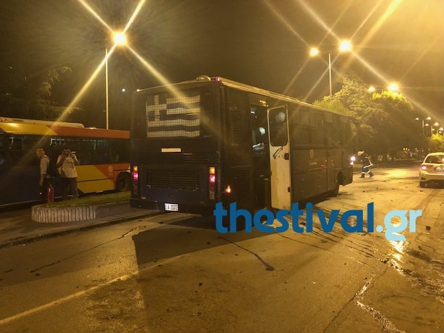 Θεσσαλονίκη: Αντιεξουσιαστές επιτέθηκαν με 30 μολότοφ σε κλούβα των ΜΑΤ έξω απ το στο Τουρκικό Προξενείο [Eικόνες] - Φωτογραφία 4