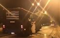 Θεσσαλονίκη: Αντιεξουσιαστές επιτέθηκαν με 30 μολότοφ σε κλούβα των ΜΑΤ έξω απ το στο Τουρκικό Προξενείο [Eικόνες]
